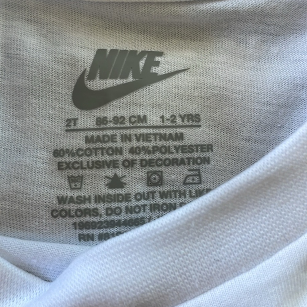 NEW! NIKE WHITE AND GREEN 2-PIECE T-SHIRT & SHORTS SET. SIZE 2T. BOYS. - Picture 7 of 8